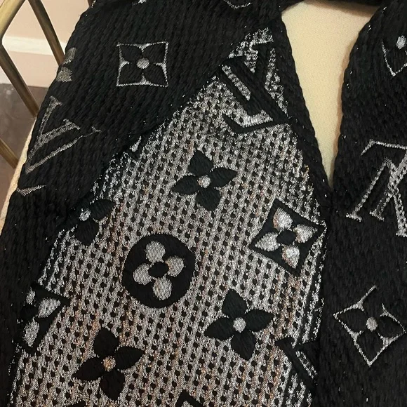 Louis Vuitton scarf - Picture 10 of 11